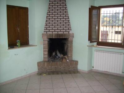Porzione di casolare libero su tre lati disposto su due livelli composto da ingresso, sala, cucina, due camere e bagno. Garage e scoperto circostante. Ristrutturato parzialmente nel 2000. c.e. G
