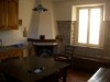 Caratteristico porzione di casolare di testa, libero su tre lati, disposto su due livelli, composto al piano terra da ingresso, sala, cucina, cantina, bagno e garage; al piano primo due camere matrimoniali e bagno. Ristrutturato nel 2001. c.e. G Porzione di casa/Indipendente