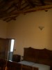 Caratteristico porzione di casolare di testa, libero su tre lati, disposto su due livelli, composto al piano terra da ingresso, sala, cucina, cantina, bagno e garage; al piano primo due camere matrimoniali e bagno. Ristrutturato nel 2001. c.e. G Porzione di casa/Indipendente