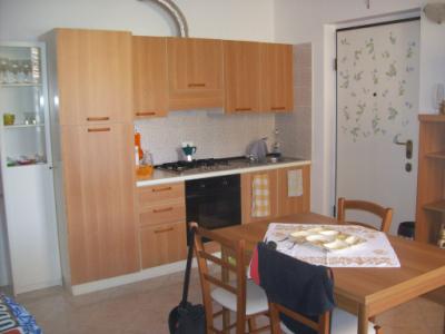 vendita,  Appartamento:  Appartamento al primo piano disposto su due livelli, composto da ingresso, soggiorno/angolo cottura con balcone, disimpegno, camera matrimoniale con balcone e bagno; piano mansardato con cameretta, bagno e ripostiglio. Garage. C.e.E IPE 160,0 kWh/mq anno.