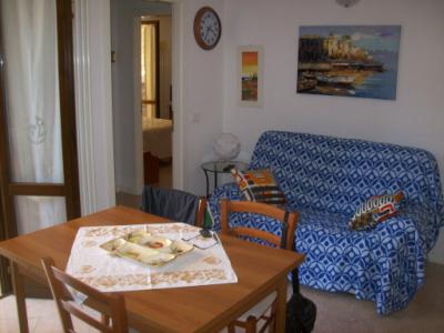 Appartamento al primo piano disposto su due livelli, composto da ingresso, soggiorno/angolo cottura con balcone, disimpegno, camera matrimoniale con balcone e bagno; piano mansardato con cameretta, bagno e ripostiglio. Garage. C.e.E IPE 160,0 kWh/mq anno.Appartamento
