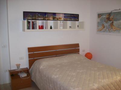 Appartamento al primo piano disposto su due livelli, composto da ingresso, soggiorno/angolo cottura con balcone, disimpegno, camera matrimoniale con balcone e bagno; piano mansardato con cameretta, bagno e ripostiglio. Garage. C.e.E IPE 160,0 kWh/mq anno.Appartamento