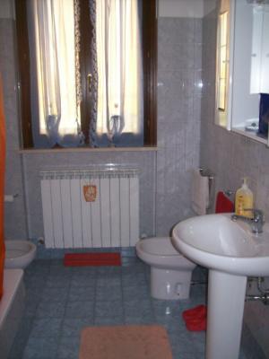Appartamento al primo piano disposto su due livelli, composto da ingresso, soggiorno/angolo cottura con balcone, disimpegno, camera matrimoniale con balcone e bagno; piano mansardato con cameretta, bagno e ripostiglio. Garage. C.e.E IPE 160,0 kWh/mq anno.Appartamento