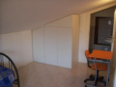 Appartamento al primo piano disposto su due livelli, composto da ingresso, soggiorno/angolo cottura con balcone, disimpegno, camera matrimoniale con balcone e bagno; piano mansardato con cameretta, bagno e ripostiglio. Garage. C.e.E IPE 160,0 kWh/mq anno.Appartamento