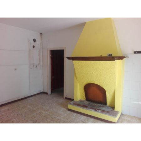Casa singola, di 105 mq c. a. con annessi di 75 mq c. a. Soluzione ideale per chi vuole stare vicino al mare (300 m), vicino ai servizi, ma nello stesso tempo a contatto con la natura grazie al terreno circostante di 960 mq c. a. Da ristrutturare. C. e. G.