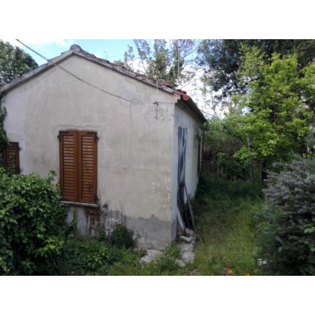 Casa disposta su due livelli di 130 mq c.a., libera su tre lati, con cantina di 60 mq e dependance di 30 mq.
Composta al  piano terra da: ingresso, soggiorno, cucina e bagno. Piano primo: due camere matrimoniali, cameretta e bagno. Classe energetica G.