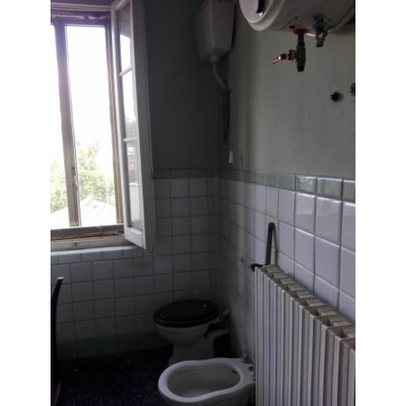 Casa disposta su due livelli di 130 mq c.a., libera su tre lati, con cantina di 60 mq e dependance di 30 mq.
Composta al  piano terra da: ingresso, soggiorno, cucina e bagno. Piano primo: due camere matrimoniali, cameretta e bagno. Classe energetica G.Porzione di casa/Indipendente