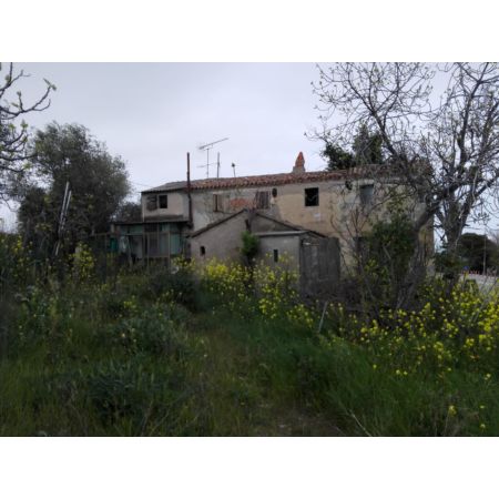 Casolare di 160 mq con corte di 200 mq c.a. e annesso di 15 mq c.a. posizione vista mare a pochi km da Fano. Ideale per chi vuole stare in campagna senza rinunciare al mare e alla citt.
Da ristrutturare o da ricostruire utilizzando il bonus 110 C.e. G 