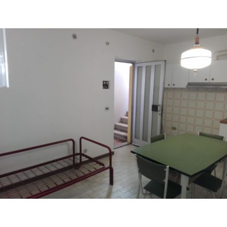 Nella zona lido si propone bilocale al piano seminterrato con ingresso indipendente, composto da soggiorno con angolo cottura, camera matrimoniale, bagno e cavedio. La soluzione si presenta con una buona luminosit. Stato d'uso buono. Classe energetica G