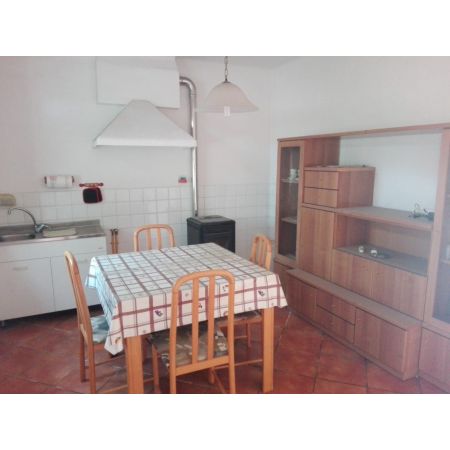 Casa di fila di 65 mq c.a. disposta su due livelli, con scopertino. Cos composta: piano terra da ingresso, soggiorno, cucinino e bagno. Piano primo: camera matrimoniale, cameretta e bagno. Soluzione abitabile o da ristrutturare. 