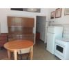 vendita,  Porzione di casa/Indipendente:  Casa di fila di 80 mq c.a. disposta su due livelli. Piano terra: ingresso, soggiorno con angolo cucina, antibagno e bagno. Piano primo: Cameretta e camera matrimoniale. Giardino esclusivo di 100 mq c.a (pozzo) e annesso come ricovero. C.e. G