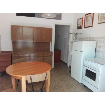 Casa di fila di 120 mq c.a. disposta su due livelli. Piano terra: ingresso, soggiorno con camino, cucina. Piano primo: camera matrimoniale, camera doppia e bagno (nuovo). Giardino esclusivo di 150 mq c.a (pozzo) e locale esterno con bagno come ricovero. C.e. G