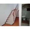 Casa di fila di 120 mq c.a. disposta su due livelli. Piano terra: ingresso, soggiorno con camino, cucina. Piano primo: camera matrimoniale, camera doppia e bagno (nuovo). Giardino esclusivo di 150 mq c.a (pozzo) e locale esterno con bagno come ricovero. C.e. GPorzione di casa/Indipendente