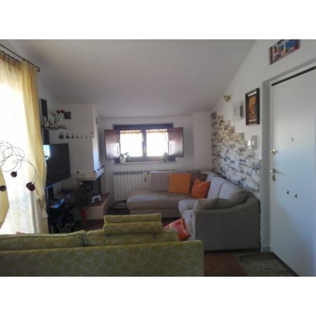 Attico arredato, di 80 mq con due terrazzi di 50 mq c.a., composto da: soggiorno con camino, cucina, camera matrimoniale, cameretta e due bagni. Soluzione del 2005 con finiture di pregio, parquet, aria condizionata. Garage e posto auto esterno. C.e. D