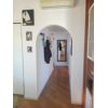 Attico arredato, di 80 mq con due terrazzi di 50 mq c.a., composto da: soggiorno con camino, cucina, camera matrimoniale, cameretta e due bagni. Soluzione del 2005 con finiture di pregio, parquet, aria condizionata. Garage e posto auto esterno. C.e. DAppartamento