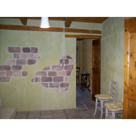 Casa di fila di 135 mq c.a. Piano terra: soggiorno con camino, cucina, due camere e bagno. Piano seminterrato: cantina, ripostiglio, bagno e altri due camere. Piano mansardato: locale unico con lucernario con vista collina e mare. C.e. G