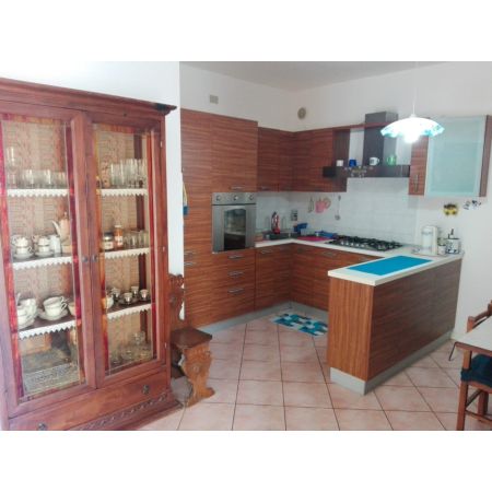 Appartamento al primo piano, di 75 mq c.a., composto da: ingresso, soggiorno con balcone, camera matrimoniale, cameretta e bagno finestrato. Dispone di un garage di 25 mq c.a. C.e. C I.P.E. 74,18