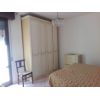 Appartamento al primo piano, di 75 mq c.a., composto da: ingresso, soggiorno con balcone, camera matrimoniale, cameretta e bagno finestrato. Dispone di un garage di 25 mq c.a. C.e. C I.P.E. 74,18Appartamento
