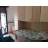 Appartamento al primo piano, di 75 mq c.a., composto da: ingresso, soggiorno con balcone, camera matrimoniale, cameretta e bagno finestrato. Dispone di un garage di 25 mq c.a. C.e. C I.P.E. 74,18Appartamento