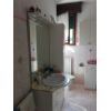Appartamento al primo piano, di 75 mq c.a., composto da: ingresso, soggiorno con balcone, camera matrimoniale, cameretta e bagno finestrato. Dispone di un garage di 25 mq c.a. C.e. C I.P.E. 74,18Appartamento