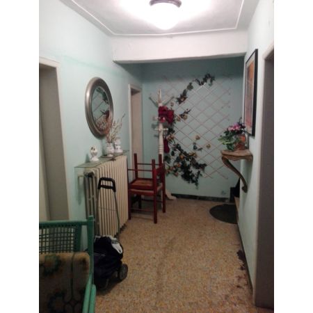 Ampia casa di fila di tre livelli, con terrazzo di 65 mq c.a. e cantina di 35 mq c.a. Piano Terra di 95 mq c.a. Piano primo di 110 mq c.a. Piano secondo di 150 mq c.a. tre subalterni, possibilit di usufruire il bonus 110