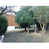 Villa in posizione semicentrale al piano rialzato di 145 mq c.a. con garage e taverna al piano seminterrato di pari metratura il tutto circondato da un giardino di 900 mq c.a. dove  possibile fare una piscina in quanto riservato. La soluzione va ristruttVilla Unifamiliare