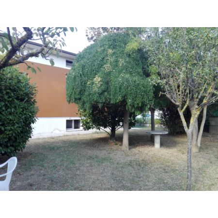 Villa in posizione semicentrale al piano rialzato di 145 mq c.a. con garage e taverna al piano seminterrato di pari metratura il tutto circondato da un giardino di 900 mq c.a. dove  possibile fare una piscina in quanto riservato. La soluzione va ristrutt