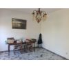 Villa in posizione semicentrale al piano rialzato di 145 mq c.a. con garage e taverna al piano seminterrato di pari metratura il tutto circondato da un giardino di 900 mq c.a. dove  possibile fare una piscina in quanto riservato. La soluzione va ristruttVilla Unifamiliare