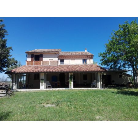 vendita,  Rustico-Casa Colonica-Cascina:  Casolare di 330 mq c.a. con portico di 65 mq c.a., su una corte piantumata di 3.500 mq c.a. Piano terra: tinello, soggiorno, cucina, tre camere e tre bagni. Piano primo: soggiorno, cucina, camera matrimoniale, due camerette e bagno. C.e. G