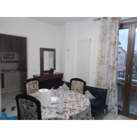 Appartamento al primo piano di 78 mq c.a. con ingresso indipendente di 25 mq c.a. con terrazzi di 40 mq c.a e garage di 30 mq c.a. Composto da: soggiorno, cucina, camera matrimoniale, due camerette e bagno finestrato. C. e. D I.P.E. 120,00
