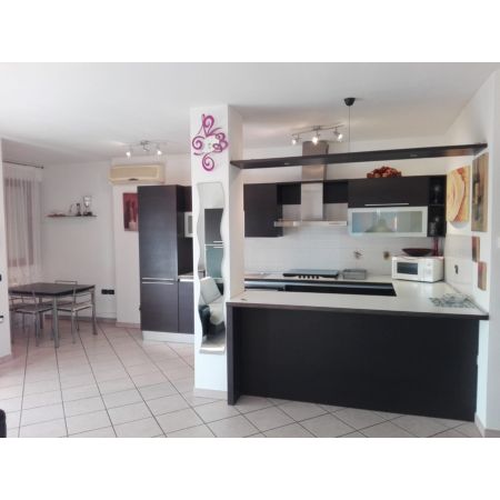 Appartamento, arredato, al primo piano di 80 mq c.a con ingresso indipendente, con pi balconi e garage di 25 mq c.a. Composto da: ampio soggiorno con angolo cucina, camera matrimoniale, cameretta e bagno con vasca e doccia, finestrato.  C.e. D