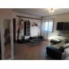 Appartamento, arredato, al primo piano di 80 mq c.a con ingresso indipendente, con pi balconi e garage di 25 mq c.a. Composto da: ampio soggiorno con angolo cucina, camera matrimoniale, cameretta e bagno con vasca e doccia, finestrato.  C.e. DAppartamento