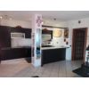 Appartamento, arredato, al primo piano di 80 mq c.a con ingresso indipendente, con pi balconi e garage di 25 mq c.a. Composto da: ampio soggiorno con angolo cucina, camera matrimoniale, cameretta e bagno con vasca e doccia, finestrato.  C.e. DAppartamento