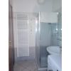 Appartamento, arredato, al primo piano di 80 mq c.a con ingresso indipendente, con pi balconi e garage di 25 mq c.a. Composto da: ampio soggiorno con angolo cucina, camera matrimoniale, cameretta e bagno con vasca e doccia, finestrato.  C.e. DAppartamento