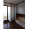 Appartamento, arredato, al primo piano di 80 mq c.a con ingresso indipendente, con pi balconi e garage di 25 mq c.a. Composto da: ampio soggiorno con angolo cucina, camera matrimoniale, cameretta e bagno con vasca e doccia, finestrato.  C.e. DAppartamento