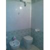 Casa indipendente di testa, di 105 mq c.a. con ampio giardino esclusivo e depandance di 64 mq c.a. Composta al piano terra da: soggiorno, cucina e bagno finestrato; piano primo: camera matrimoniale, camera doppia, cameretta, studio e bagno finestrato. C.ePorzione di casa/Indipendente