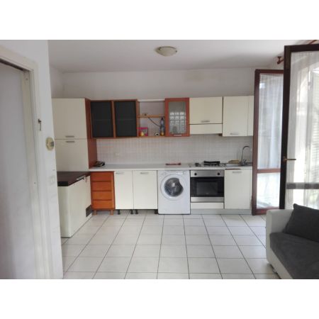 Duplex indipendente di 50 mq c.a. con taverna di 50 mq c.a. e scoperto piastrellato esclusivo di 25 mq c.a. Composto al piano terra dal soggiorno con angolo cucina; piano primo: camera matrimoniale, studio e bagno finestrato.  Stato d'uso buono. No condominio. C.e. F