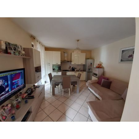 Trilocale arredato, a 400 metri dal mare, in zona residenziale, composto da: soggiorno con angolo cucina, camera matrimoniale, cameretta e bagno con doccia idromassaggio. La soluzione gode di due scoperti diretti. Aria condizionata. Garage. C.e. D