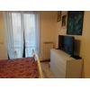 Trilocale arredato, a 400 metri dal mare, in zona residenziale, composto da: soggiorno con angolo cucina, camera matrimoniale, cameretta e bagno con doccia idromassaggio. La soluzione gode di due scoperti diretti. Aria condizionata. Garage. C.e. DAppartamento