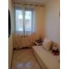 Trilocale arredato, a 400 metri dal mare, in zona residenziale, composto da: soggiorno con angolo cucina, camera matrimoniale, cameretta e bagno con doccia idromassaggio. La soluzione gode di due scoperti diretti. Aria condizionata. Garage. C.e. DAppartamento