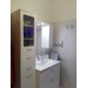 Trilocale arredato, a 400 metri dal mare, in zona residenziale, composto da: soggiorno con angolo cucina, camera matrimoniale, cameretta e bagno con doccia idromassaggio. La soluzione gode di due scoperti diretti. Aria condizionata. Garage. C.e. DAppartamento