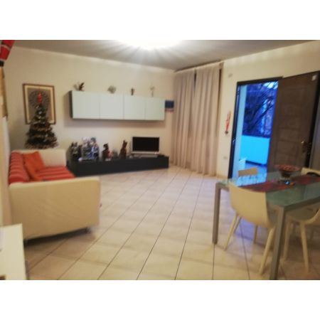 Zona passeggi, appartamento del 2007, al primo piano con ascensore, composto da: soggiorno con angolo cucina, camera matrimoniale e cameretta con parquet, bagno finestrato e garage. Nel prezzo  compreso cucina e armadio su misura. IN TRATTATIVA