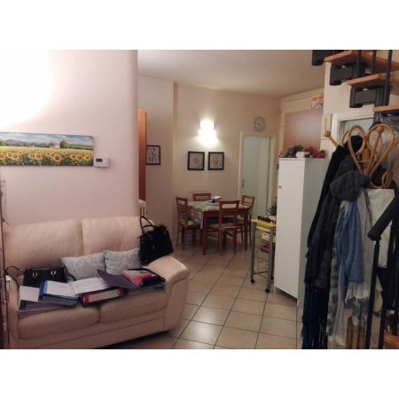 Appartamento al primo piano con mansarda, di 90 mq c.a., garage e posto auto nel cortile condominiale.
Composto da: soggiorno con angolo cottura, camera matrimoniale e bagno finestrato. Mansarda: camera, due ripostigli/altra camera, bagnetto. Arredata. U