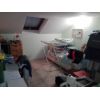 Appartamento al primo piano con mansarda, di 90 mq c.a., garage e posto auto nel cortile condominiale.
Composto da: soggiorno con angolo cottura, camera matrimoniale e bagno finestrato. Mansarda: camera, due ripostigli/altra camera, bagnetto. Arredata. UAppartamento