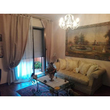 vendita,  Porzione di casa/Indipendente:  Schiera di 210 mq c.a. Piano terra: soggiorno con angolo cucina, sala da pranzo. Piano primo: tre camere da letto con balconi e bagno. Piano seminterrato: taverna con bagno, lavanderia e garage. Piano mansardato abitabile con terrazzino. C.e. G