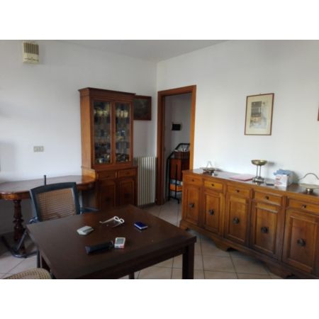 Bilocale con ingresso indipendente dallo scoperto di propriet. 
Ingresso, soggiorno con angolo cucina, camera matrimoniale e bagno. Tavernetta con bagno, cameretta e ripostiglio. C. e. F