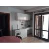 Bilocale con ingresso indipendente dallo scoperto di propriet. 
Ingresso, soggiorno con angolo cucina, camera matrimoniale e bagno. Tavernetta con bagno, cameretta e ripostiglio. C. e. FAppartamento