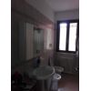 Bilocale con ingresso indipendente dallo scoperto di propriet. 
Ingresso, soggiorno con angolo cucina, camera matrimoniale e bagno. Tavernetta con bagno, cameretta e ripostiglio. C. e. FAppartamento