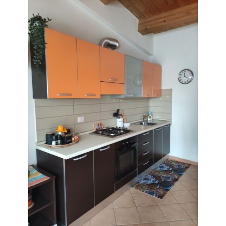Nella zona Lido di Fano, non lontano dal centro storico, vendiamo grazioso monolocale con bagno finestrato, tetto in legno e scoperto di propriet. Interessante come investimento, . Aria condizionata, riscaldamento e altre utenze autonome.Arredato. C.e.D Appartamento