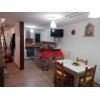 In centro storico, casa indipendente, su due livelli, di 70 mq c.a. Piano terra: soggiorno con angolo cucina. Piano primo: camera matrimoniale, bagno finestrato e studio. Ottime rifiniture. Arredata con mobili di ottima fattura. C.e. EPorzione di casa/Indipendente